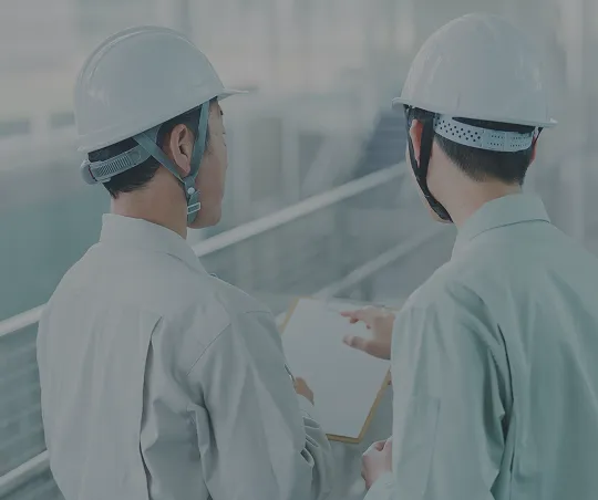２名のヘルメット姿の男性の後ろ姿